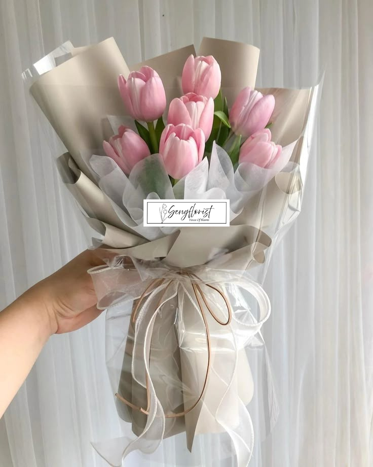 Victoria Ten HAND BOUQUET