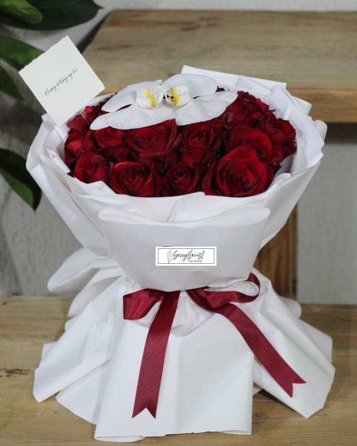 Crimson Rapsody HAND BOUQUET